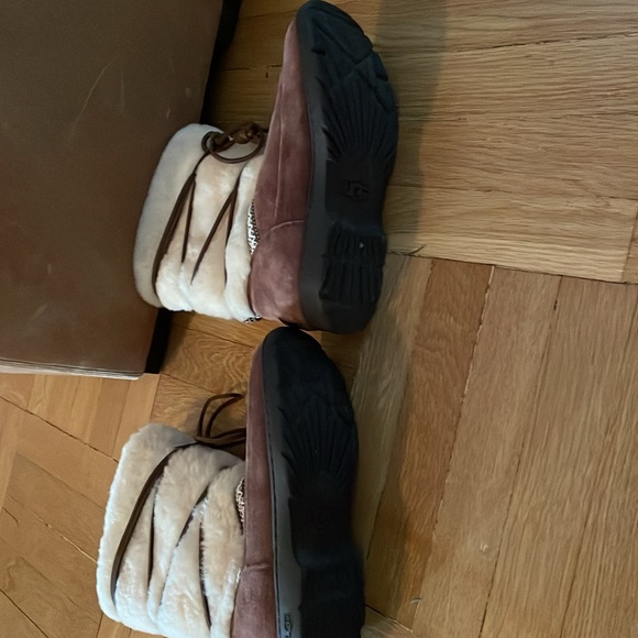 Gently worn UGG brand size 8 boots. Brownish-burgundy/cream. Water resistant. - Picture 2 of 3
